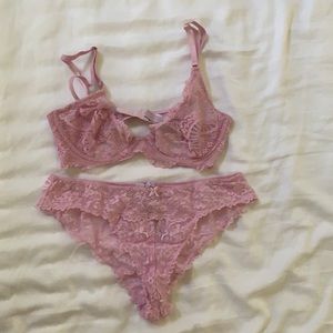 Scalloped Lace Set
